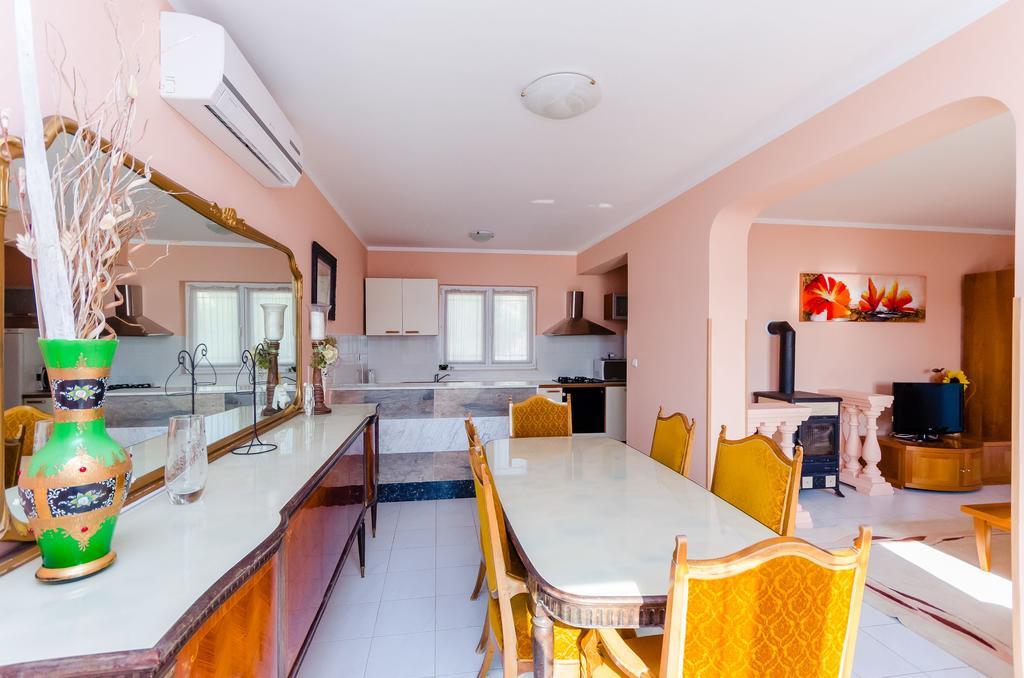Apartments Milan Rakalj Buitenkant foto